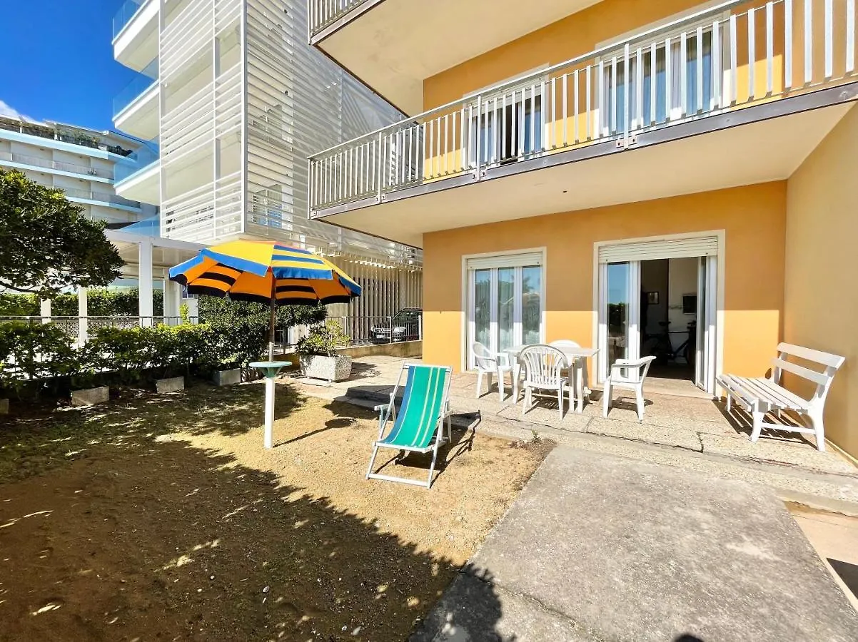 Villa Fronte Mare-Carraro Immobiliare Jesolo - Family Apartments  Lido di Jesolo
