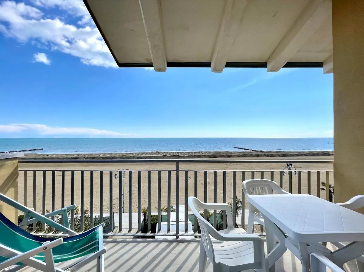 Villa Fronte Mare-Carraro Immobiliare Jesolo - Family Apartments 0*, Lido di Jesolo Italy